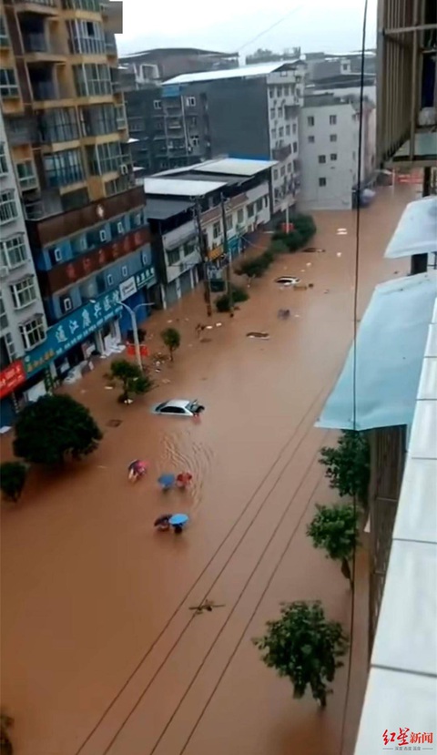 Mưa lớn gây ngập lụt ở Trung Quốc, tàu thuyền bị cuốn đi - Ảnh 3. Mưa lớn gây ngập lụt ở Trung Quốc, tàu thuyền bị cuốn đi - Ảnh 3.