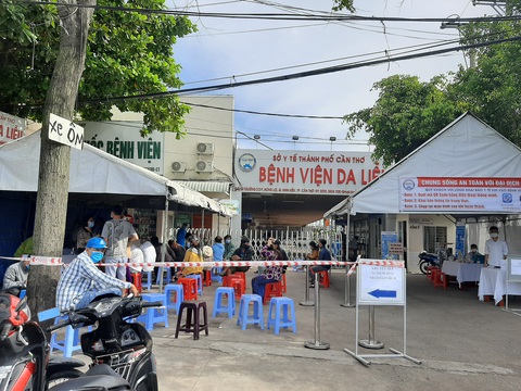 Cần Thơ: Người dân nháo nhác tìm chỗ test nhanh COVID-19 - Ảnh 1. Cần Thơ: Người dân nháo nhác tìm chỗ test nhanh COVID-19 - Ảnh 1.