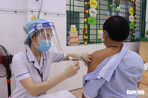 TP.HCM lên kế hoạch tiêm vắc xin đợt 5 với 1,1 triệu liều trong 2-3 tuần - Ảnh 1. TP.HCM lên kế hoạch tiêm vắc xin đợt 5 với 1,1 triệu liều trong 2-3 tuần - Ảnh 1.