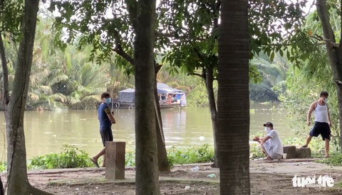 Ra bờ sông câu cá thư giãn, bị phạt 2 triệu đồng - Ảnh 1. Ra bờ sông câu cá thư giãn, bị phạt 2 triệu đồng - Ảnh 1.