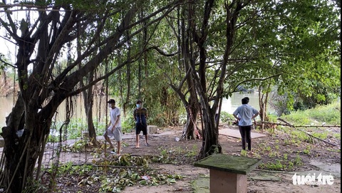 Ra bờ sông câu cá thư giãn, bị phạt 2 triệu đồng - Ảnh 2. Ra bờ sông câu cá thư giãn, bị phạt 2 triệu đồng - Ảnh 2.