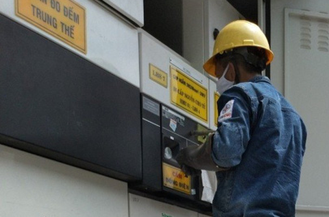Tăng cường cấp điện hai bệnh viện dã chiến mới của TP.HCM - Ảnh 1. Tăng cường cấp điện hai bệnh viện dã chiến mới của TP.HCM - Ảnh 1.