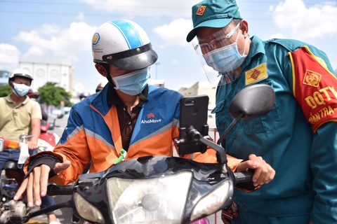 Hãng xe không cấp giấy thông hành, shipper có đơn hàng trên app giờ đi lại sao? - Ảnh 1. Hãng xe không cấp giấy thông hành, shipper có đơn hàng trên app giờ đi lại sao? - Ảnh 1.