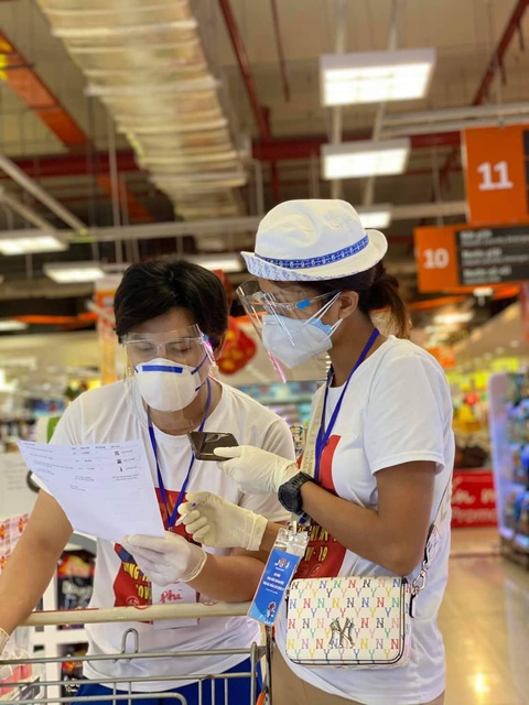 Đội tình nguyện viên đi siêu thị giùm người dân - Ảnh 1. Đội tình nguyện viên đi siêu thị giùm người dân - Ảnh 1.