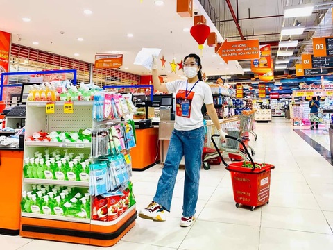 Đội tình nguyện viên đi siêu thị giùm người dân - Ảnh 6. Đội tình nguyện viên đi siêu thị giùm người dân - Ảnh 6.