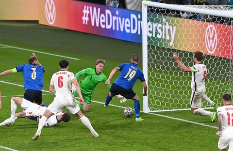 Những khoảnh khắc định đoạt trận chung kết Euro 2020 - Ảnh 11. Những khoảnh khắc định đoạt trận chung kết Euro 2020 - Ảnh 11.