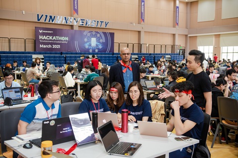 Nữ sinh làm thiết bị định vị cho người khiếm thị nhận học bổng 100% của VinUni - Ảnh 2. Nữ sinh làm thiết bị định vị cho người khiếm thị nhận học bổng 100% của VinUni - Ảnh 2.
