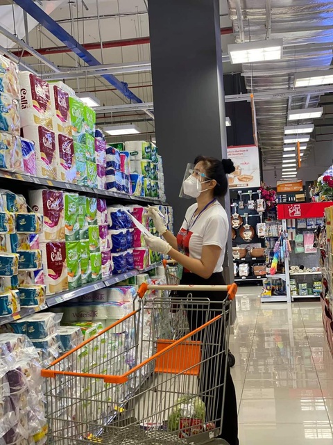 Đội tình nguyện viên đi siêu thị giùm người dân - Ảnh 5. Đội tình nguyện viên đi siêu thị giùm người dân - Ảnh 5.