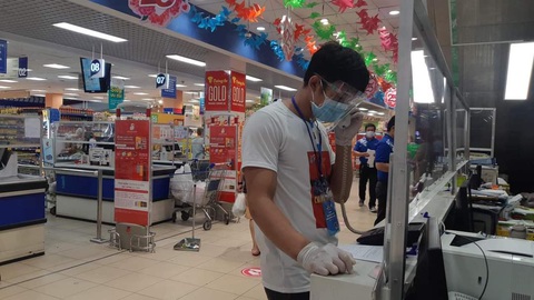Đội tình nguyện viên đi siêu thị giùm người dân - Ảnh 7. Đội tình nguyện viên đi siêu thị giùm người dân - Ảnh 7.