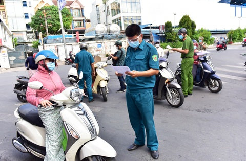 HỎI - ĐÁP về dịch COVID-19: Từ quận này sang quận khác ở TP.HCM có cần giấy xét nghiệm âm tính? - Ảnh 1. HỎI - ĐÁP về dịch COVID-19: Từ quận này sang quận khác ở TP.HCM có cần giấy xét nghiệm âm tính? - Ảnh 1.