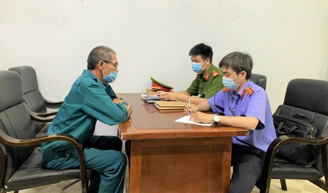 Khởi tố người đàn ông tố cáo chủ tịch xã xong đòi 400 triệu đồng để rút đơn - Ảnh 1. Khởi tố người đàn ông tố cáo chủ tịch xã xong đòi 400 triệu đồng để rút đơn - Ảnh 1.