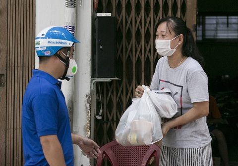 Đi chợ giùm dân mùa dịch - Ảnh 1. Đi chợ giùm dân mùa dịch - Ảnh 1.