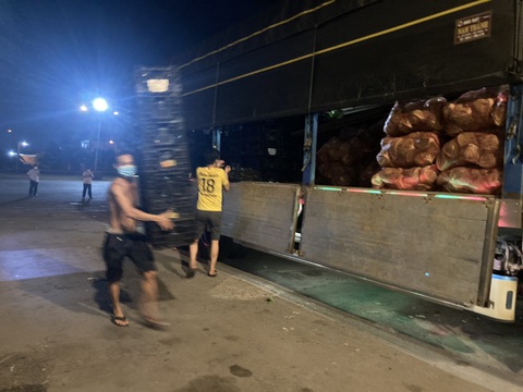 Lập điểm trung chuyển hàng tạm tại chợ đầu mối Thủ Đức để hạ nhiệt giá rau, củ - Ảnh 1. Lập điểm trung chuyển hàng tạm tại chợ đầu mối Thủ Đức để hạ nhiệt giá rau, củ - Ảnh 1.