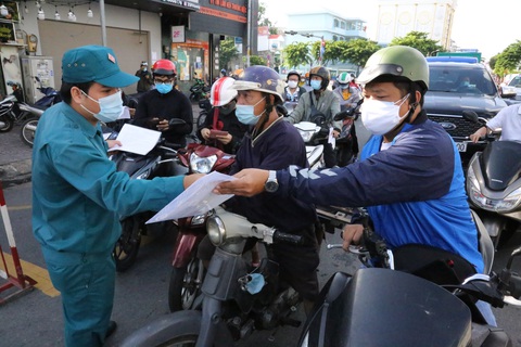 Người dân đi trong TP.HCM không bị kiểm tra giấy xét nghiệm COVID-19 - Ảnh 1. Người dân đi trong TP.HCM không bị kiểm tra giấy xét nghiệm COVID-19 - Ảnh 1.