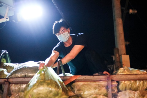 Thâu đêm đưa những vườn rau Lâm Đồng đến với Sài Gòn - Ảnh 5. Thâu đêm đưa những vườn rau Lâm Đồng đến với Sài Gòn - Ảnh 5.