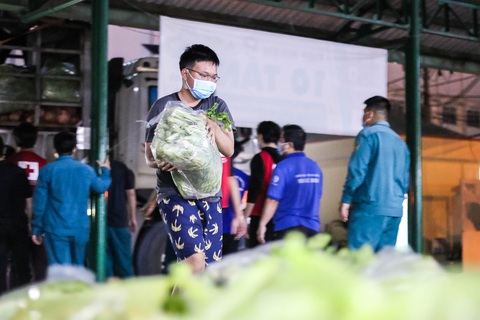 Thâu đêm đưa những vườn rau Lâm Đồng đến với Sài Gòn - Ảnh 1. Thâu đêm đưa những vườn rau Lâm Đồng đến với Sài Gòn - Ảnh 1.