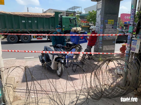 Nhiều con hẻm bị chặn bằng dây kẽm gai: Địa phương nói gì? - Ảnh 1. Nhiều con hẻm bị chặn bằng dây kẽm gai: Địa phương nói gì? - Ảnh 1.