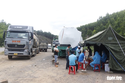 2 tỉnh không nhận, vạ vật ăn ngủ trên xe suốt tuần vì giấy thông hành - Ảnh 1. 2 tỉnh không nhận, vạ vật ăn ngủ trên xe suốt tuần vì giấy thông hành - Ảnh 1.