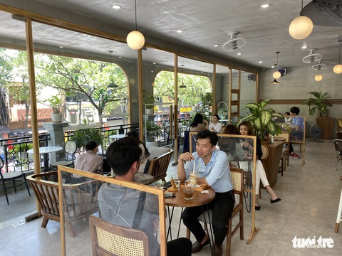 NÓNG: Từ 0h ngày 13-7, Hà Nội đóng cửa quán cà phê, quán ăn, cửa hàng cắt tóc... - Ảnh 1. NÓNG: Từ 0h ngày 13-7, Hà Nội đóng cửa quán cà phê, quán ăn, cửa hàng cắt tóc... - Ảnh 1.
