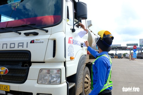 2 tỉnh không nhận, vạ vật ăn ngủ trên xe suốt tuần vì giấy thông hành - Ảnh 4. 2 tỉnh không nhận, vạ vật ăn ngủ trên xe suốt tuần vì giấy thông hành - Ảnh 4.