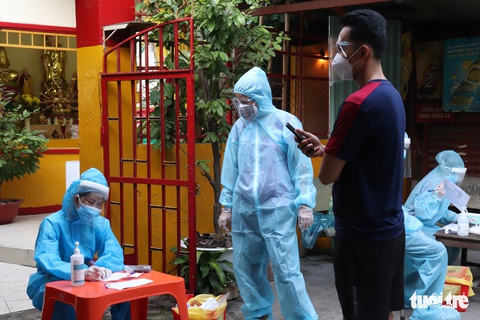 Xét nghiệm nhanh tại nhà ở phường 19, Bình Thạnh, phát hiện một số ca nghi nhiễm COVID-19 - Ảnh 2. Xét nghiệm nhanh tại nhà ở phường 19, Bình Thạnh, phát hiện một số ca nghi nhiễm COVID-19 - Ảnh 2.