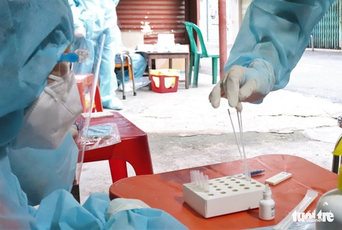 Xét nghiệm nhanh tại nhà ở phường 19, Bình Thạnh, phát hiện một số ca nghi nhiễm COVID-19 - Ảnh 3. Xét nghiệm nhanh tại nhà ở phường 19, Bình Thạnh, phát hiện một số ca nghi nhiễm COVID-19 - Ảnh 3.