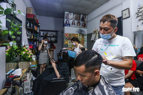 Đàn ông Hà Nội chạy đua đi cắt tóc trước giờ G - Ảnh 1. Đàn ông Hà Nội chạy đua đi cắt tóc trước giờ G - Ảnh 1.