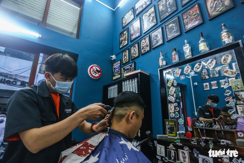 Đàn ông Hà Nội chạy đua đi cắt tóc trước giờ G - Ảnh 4. Đàn ông Hà Nội chạy đua đi cắt tóc trước giờ G - Ảnh 4.