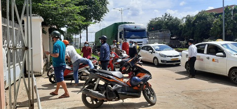 Đừng đẩy khó cho người dân về giấy thông hành - Ảnh 1. Đừng đẩy khó cho người dân về giấy thông hành - Ảnh 1.