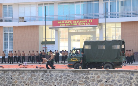 Cảnh sát cơ động, công an diễn tập phòng, chống khủng bố - Ảnh 2. Cảnh sát cơ động, công an diễn tập phòng, chống khủng bố - Ảnh 2.