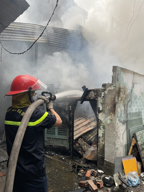 TP.HCM: Cháy nhà dưới cầu Chánh Hưng, phát ra nhiều tiếng nổ - Ảnh 3. TP.HCM: Cháy nhà dưới cầu Chánh Hưng, phát ra nhiều tiếng nổ - Ảnh 3.