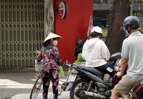 Hiểu nhầm chỉ thị 16, người dân Vũng Tàu ào ào đến ngân hàng - Ảnh 2. Hiểu nhầm chỉ thị 16, người dân Vũng Tàu ào ào đến ngân hàng - Ảnh 2.