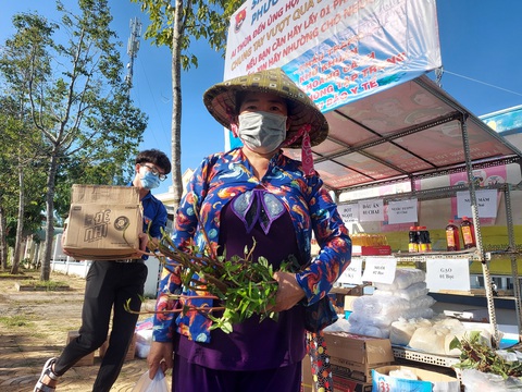 15 tấn gạo, 5 tấn rau củ gửi người nghèo, người sống trong khu phong tỏa ở Cần Thơ - Ảnh 3. 15 tấn gạo, 5 tấn rau củ gửi người nghèo, người sống trong khu phong tỏa ở Cần Thơ - Ảnh 3.