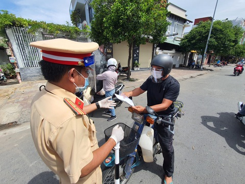 Công an TP.HCM: Thay đổi cách làm chứ không gỡ bỏ hơn 300 chốt kiểm soát - Ảnh 1. Công an TP.HCM: Thay đổi cách làm chứ không gỡ bỏ hơn 300 chốt kiểm soát - Ảnh 1.