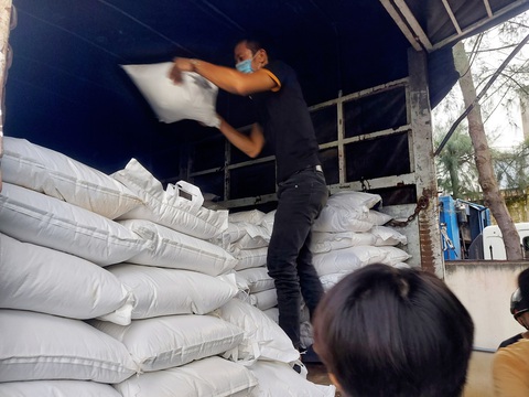 15 tấn gạo, 5 tấn rau củ gửi người nghèo, người sống trong khu phong tỏa ở Cần Thơ - Ảnh 2. 15 tấn gạo, 5 tấn rau củ gửi người nghèo, người sống trong khu phong tỏa ở Cần Thơ - Ảnh 2.