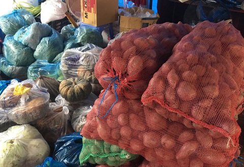 15 tấn gạo, 5 tấn rau củ gửi người nghèo, người sống trong khu phong tỏa ở Cần Thơ - Ảnh 5. 15 tấn gạo, 5 tấn rau củ gửi người nghèo, người sống trong khu phong tỏa ở Cần Thơ - Ảnh 5.