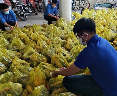 15 tấn gạo, 5 tấn rau củ gửi người nghèo, người sống trong khu phong tỏa ở Cần Thơ - Ảnh 4. 15 tấn gạo, 5 tấn rau củ gửi người nghèo, người sống trong khu phong tỏa ở Cần Thơ - Ảnh 4.