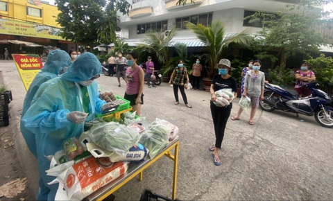 Bất ngờ được mua thịt, cá... giá siêu thị ngay ở vỉa hè TP.HCM - Ảnh 5. Bất ngờ được mua thịt, cá... giá siêu thị ngay ở vỉa hè TP.HCM - Ảnh 5.