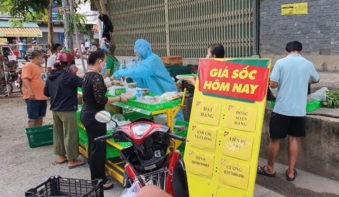 Bất ngờ được mua thịt, cá... giá siêu thị ngay ở vỉa hè TP.HCM - Ảnh 6. Bất ngờ được mua thịt, cá... giá siêu thị ngay ở vỉa hè TP.HCM - Ảnh 6.