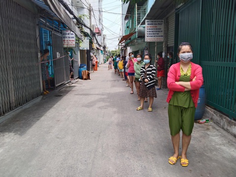 Dân Sài Gòn đi chợ giúp nhau, chia từng cọng rau con cá, thấy thương sao hết - Ảnh 3. Dân Sài Gòn đi chợ giúp nhau, chia từng cọng rau con cá, thấy thương sao hết - Ảnh 3.