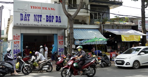 Hiểu nhầm chỉ thị 16, người dân Vũng Tàu ào ào đến ngân hàng - Ảnh 7. Hiểu nhầm chỉ thị 16, người dân Vũng Tàu ào ào đến ngân hàng - Ảnh 7.