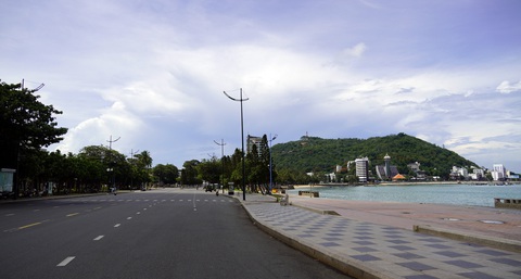 Hiểu nhầm chỉ thị 16, người dân Vũng Tàu ào ào đến ngân hàng - Ảnh 1. Hiểu nhầm chỉ thị 16, người dân Vũng Tàu ào ào đến ngân hàng - Ảnh 1.