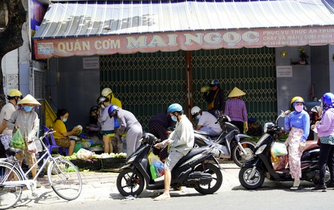 Hiểu nhầm chỉ thị 16, người dân Vũng Tàu ào ào đến ngân hàng - Ảnh 3. Hiểu nhầm chỉ thị 16, người dân Vũng Tàu ào ào đến ngân hàng - Ảnh 3.