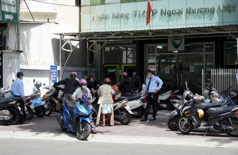 Hiểu nhầm chỉ thị 16, người dân Vũng Tàu ào ào đến ngân hàng - Ảnh 4. Hiểu nhầm chỉ thị 16, người dân Vũng Tàu ào ào đến ngân hàng - Ảnh 4.
