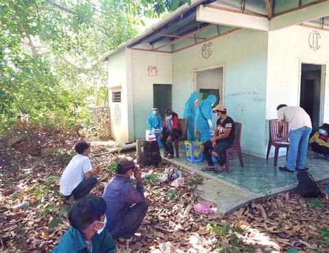 Khánh Hòa hỗ trợ ôtô chở 157 người lao động H’rê về quê ở Quảng Ngãi - Ảnh 3. Khánh Hòa hỗ trợ ôtô chở 157 người lao động H’rê về quê ở Quảng Ngãi - Ảnh 3.