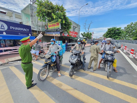 Dỡ bỏ hơn 300 chốt giám sát nội thành TP.HCM, chuyển sang xử lý lưu động - Ảnh 1. Dỡ bỏ hơn 300 chốt giám sát nội thành TP.HCM, chuyển sang xử lý lưu động - Ảnh 1.