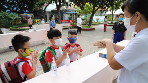 Học trước chương trình lớp 1 bằng mọi giá: Có dịch thì học qua mạng - Ảnh 1. Học trước chương trình lớp 1 bằng mọi giá: Có dịch thì học qua mạng - Ảnh 1.
