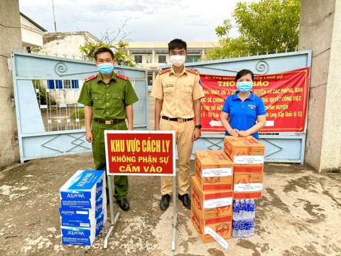Nghe các anh ở chốt hỏi mai có nước nữa không, mình vui lắm - Ảnh 7. Nghe các anh ở chốt hỏi mai có nước nữa không, mình vui lắm - Ảnh 7.