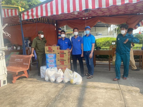 Nghe các anh ở chốt hỏi mai có nước nữa không, mình vui lắm - Ảnh 3. Nghe các anh ở chốt hỏi mai có nước nữa không, mình vui lắm - Ảnh 3.