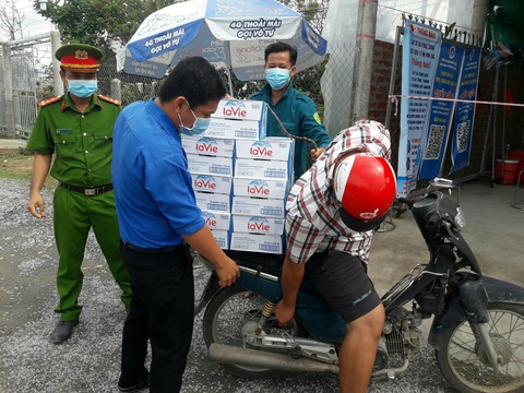 Nghe các anh ở chốt hỏi mai có nước nữa không, mình vui lắm - Ảnh 5. Nghe các anh ở chốt hỏi mai có nước nữa không, mình vui lắm - Ảnh 5.